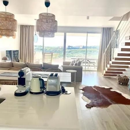 Stunning Three Bedroom Townhouse With Great Views! Apartman