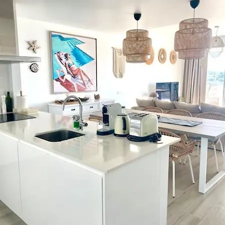 Stunning Three Bedroom Townhouse With Great Views! *