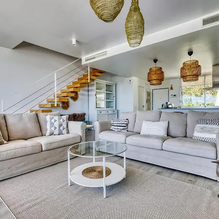 Stunning Three Bedroom Townhouse With Great Views! *