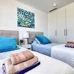 Stunning Three Bedroom Townhouse With Great Views! * Εστεπόνα