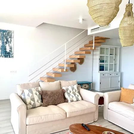 Stunning Three Bedroom Townhouse With Great Views! Apartment