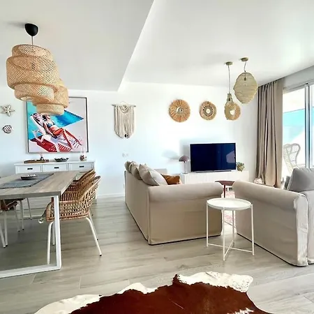 Apartment Stunning Three Bedroom Townhouse With Great Views!