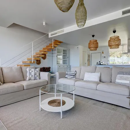 Apartment Stunning Three Bedroom Townhouse With Great Views!