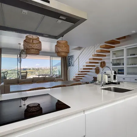 Stunning Three Bedroom Townhouse With Great Views! *
