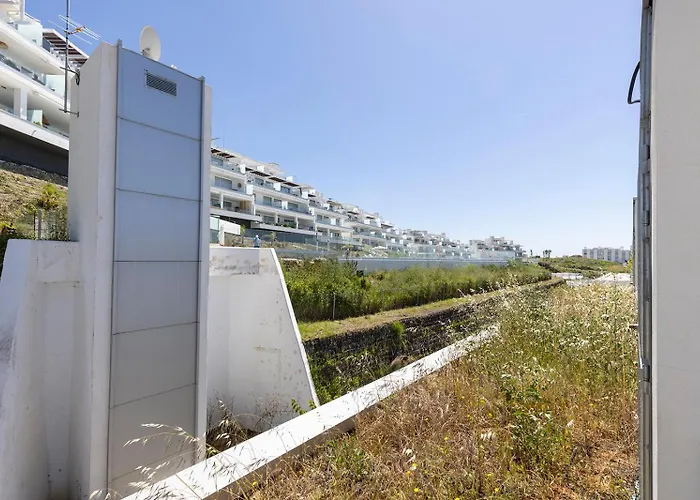 Stunning Three Bedroom Townhouse With Great Views! *