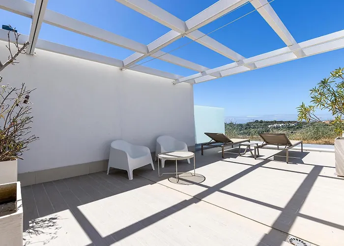 Stunning Three Bedroom Townhouse With Great Views! *