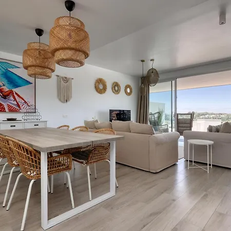 Stunning Three Bedroom Townhouse With Great Views! Apartment