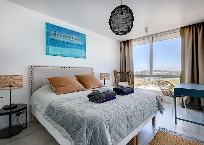 Stunning Three Bedroom Townhouse With Great Views! Apartment *