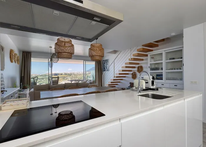 Stunning Three Bedroom Townhouse With Great Views! *