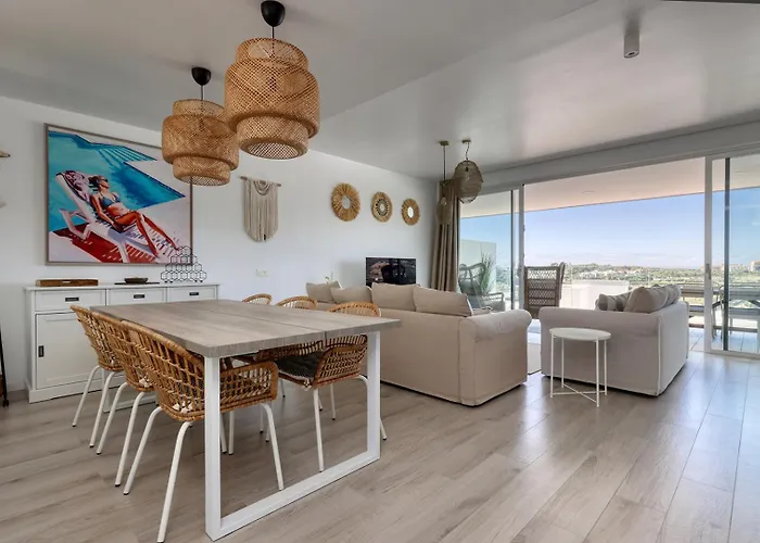 Stunning Three Bedroom Townhouse With Great Views! Apartment