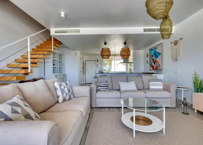 Apartment Stunning Three Bedroom Townhouse With Great Views!