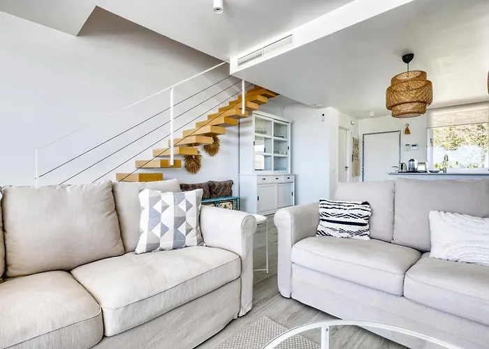 Stunning Three Bedroom Townhouse With Great Views! *