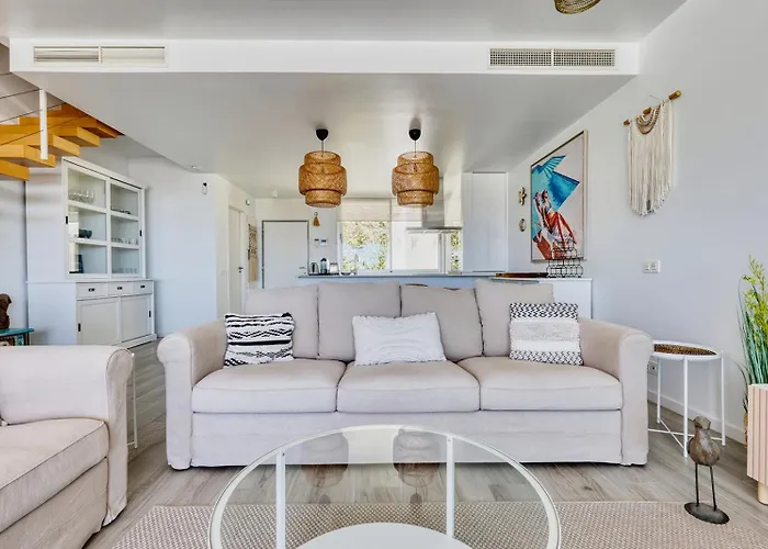 Stunning Three Bedroom Townhouse With Great Views! Apartment *