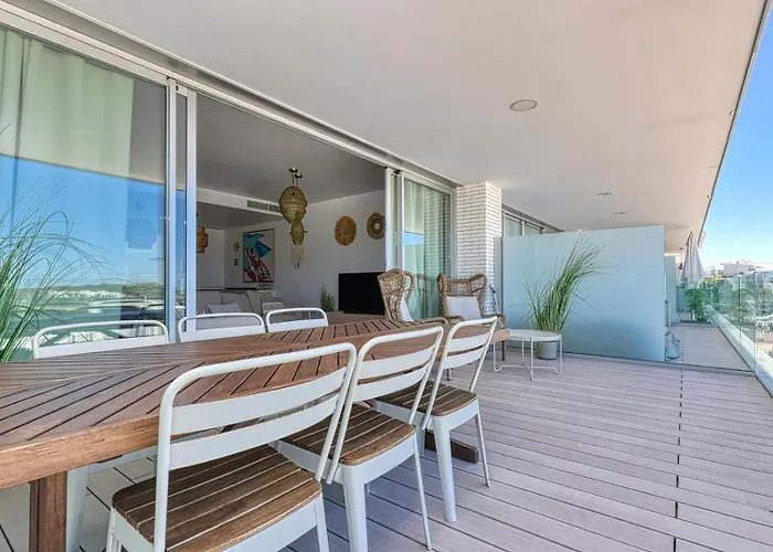 Stunning Three Bedroom Townhouse With Great Views! Apartment *