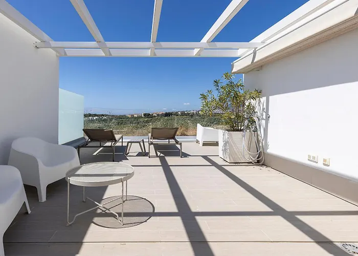 Stunning Three Bedroom Townhouse With Great Views! Daire