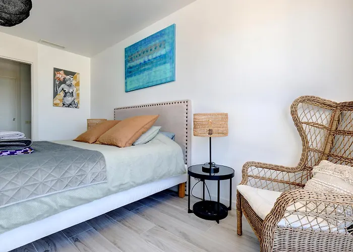 Stunning Three Bedroom Townhouse With Great Views! *